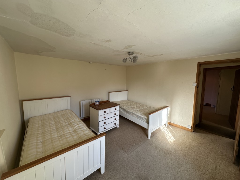 Lot: 135 - DETACHED COTTAGE FOR REFURBISHMENT ON 1.23 ACRES OF GROUNDS - Third Bedroom